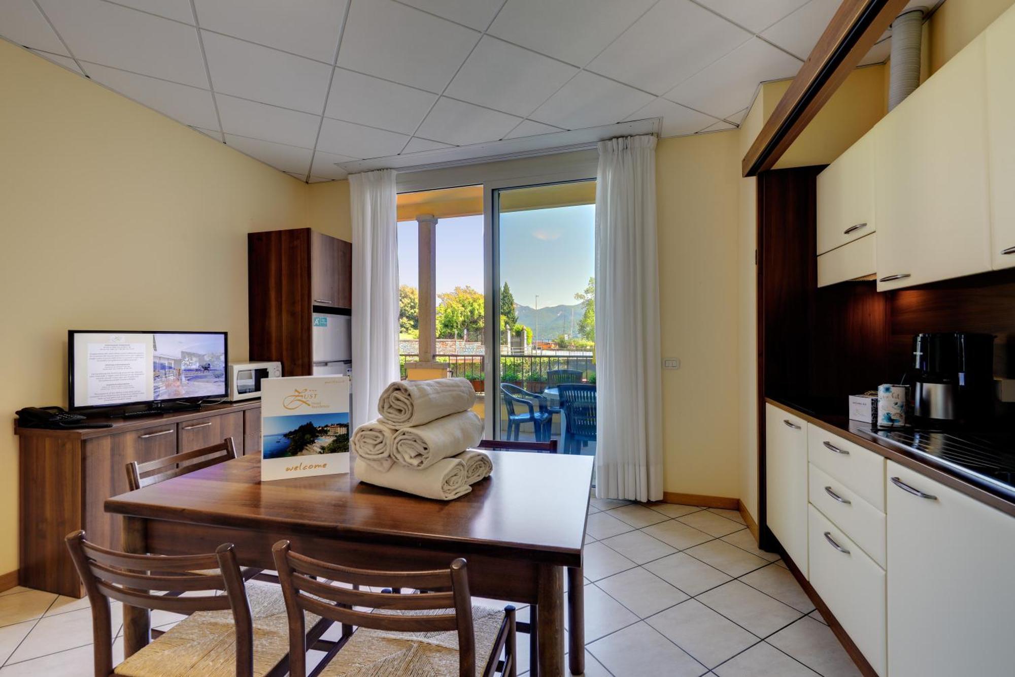 Hotel Residence Zust Verbania Bagian luar foto